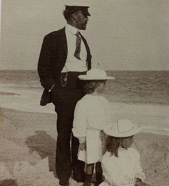 Album 'Route photo of an American family from the United States (New Jersey) in Florence, 1899-1912 ': Self family on vacation in South Orange and Quogue: Edward Self with her daughters on the beach in Quogue