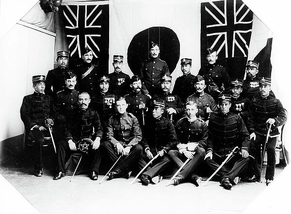 British and Japanese Officers, 1900 (b / w photo)