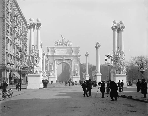 Dewey Arch, New York, N. Y. c. 1899-1901 (b  /  w photo)