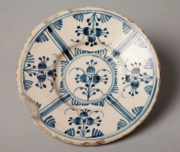 A dish. Polychrome decoration. 18th century. Museum inventory no: 427