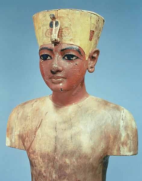 Dummy of the young Tutankhamun (c. 1370-52 BC) wearing a compromise between