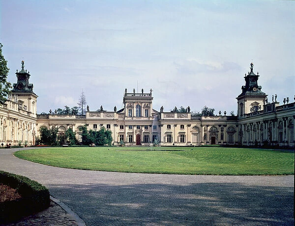 Exterior view of the palace, built c. 1677 (photo)