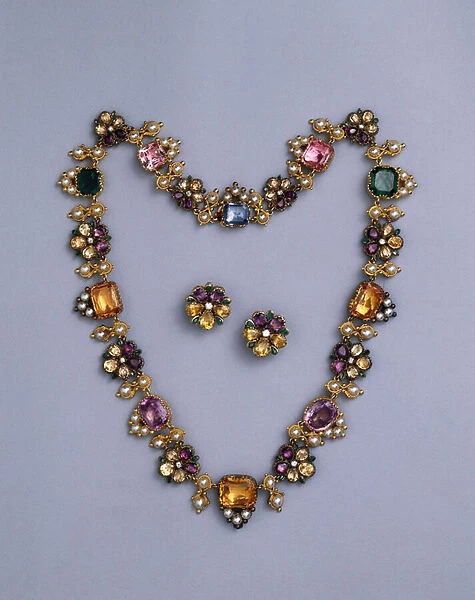 A fine Regency gold and jewelled necklace set with cushion-cut topaz, amethysts