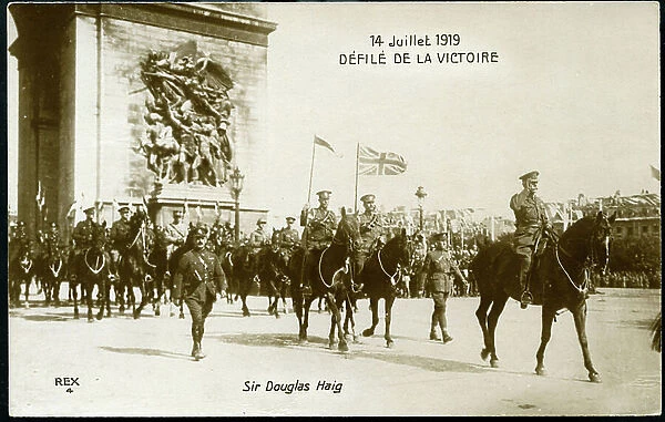 First World War: France, Postcard of the July 14 defile, the generals of the English forces depart under the Arc de Triomphe, 1919