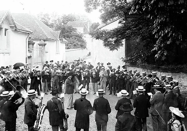 France, Centre, Indre-et-Loire (37): orchestra in a village of Touraine with many musicians in canoe, 1900