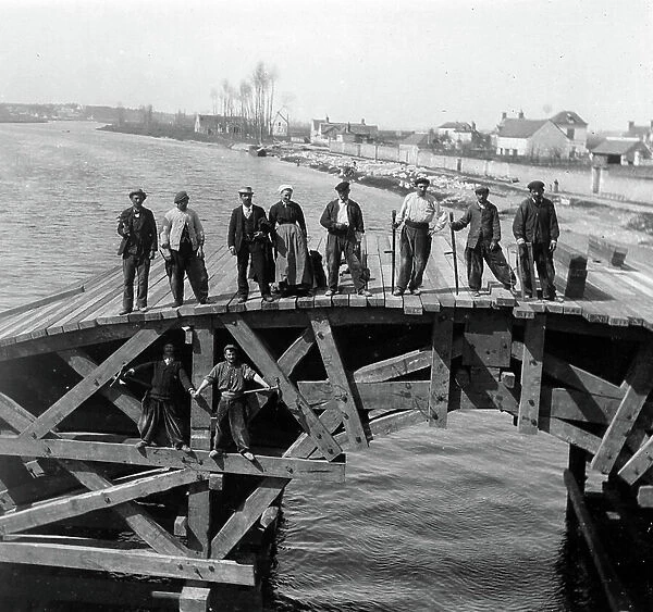 France, Centre, Indre-et-Loire (37), Blere: construction of the bridge, workers lay on the temporary wooden bridge, 1895