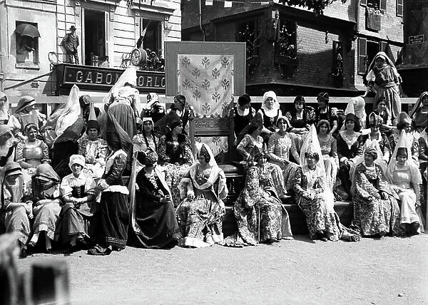 France, Centre, Indre-et-Loire (37), Tours: old Tours, Place Plumereau, feast of Jeanne d'Arc, 1922 - commerce: Gabon Horloger