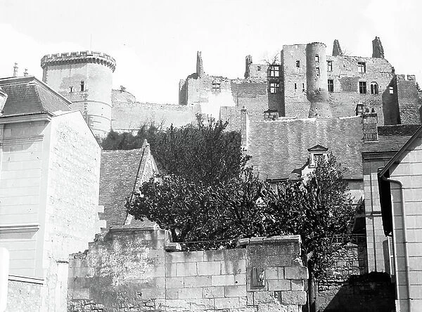 France, Centre, Indre-et-Loire (37), Chinon: ruins of the Chateau and royal lodges, view of the city's rooftops, 1920