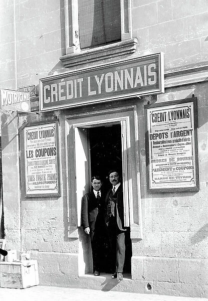 France, Centre, Indre-et-Loire (37), Tours: Credit Lyonnais branch, rue Gambetta: 2 employees in tie in the frame of a door, surrounded by two posters, 1900 - Credit Lyonnais - posters: coupons, silver deposits
