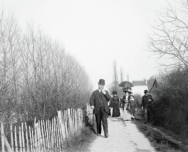 France, Centre, Indre-et-Loire (37), Tours: Sunday walk of a bourgeois family in the Tourangelle countryside, 1900