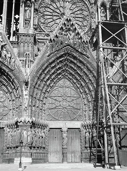 France, Champagne-Ardennes, Marne (51), Reims: October 1899, central portal (dedicated to Marie) of the cathedrale Notre Dame (Notre-Dame) with scaffolding for restorations, 1899