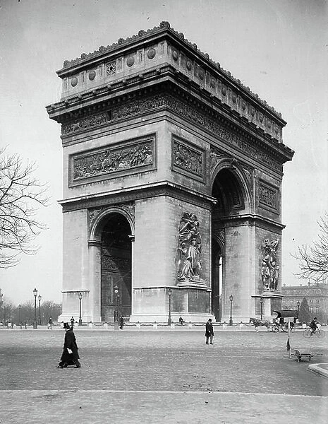 France, Ile-de-France, Paris (75): Arc de Triomphe, animated view, 1895