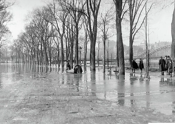 France, Ile-de-France, Paris (75): January 30, 1910, flood, conference dock, view of the port of Alma