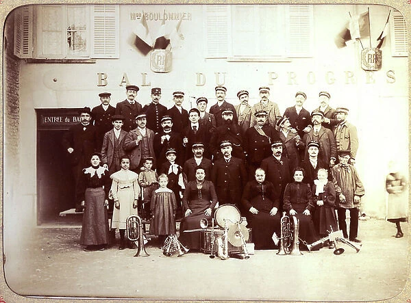 France, Ile-de-France, Yvelines (78), Longvilliers: part of the band that poses with women and children in front of the cafe ' bal du progres', 1905 - Bal du progres, Maison Boulonnier