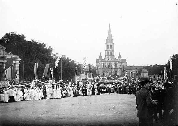 France, Pays de la Loire, Maine-et-Loire (49), Angers: The crowd on the edge of the church Saint-Laud awaits the procession, 1901