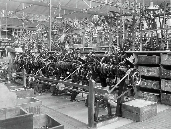 France, Pays de la Loire, Mayenne (53), Chateau-Gontier: Heuzard-Digion establishment, animated view with worker in the middle of machine tools, 1910