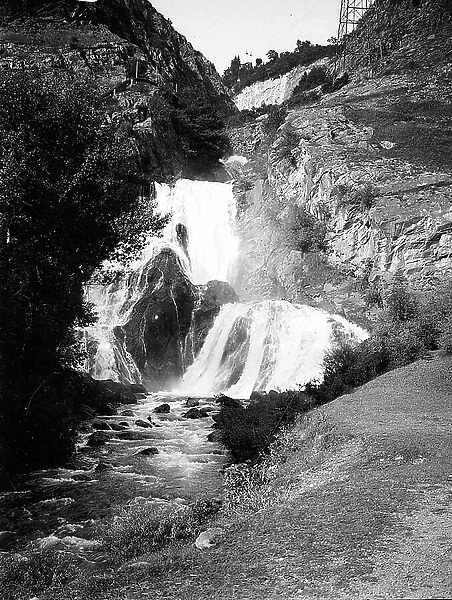 France, Rhone-Alpes, Isere (38): Surroundings of Bourg-d'Oisans, Sarenne waterfall at the foot of the Alpe d'Huez Massif de l'Oisans, 1920