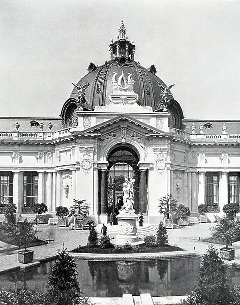 Garden of the Petit Palais, Exposition Universelle, Paris, 1900 (b / w photo)