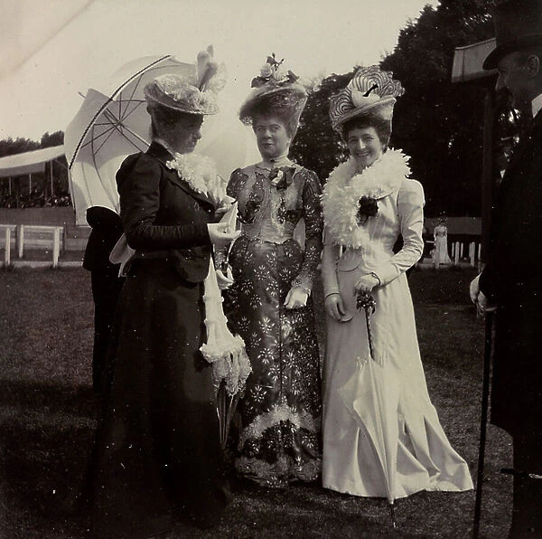 Three gentlewomen and a gentleman at a horse show; the support contains the indication 'della Gherardesca'