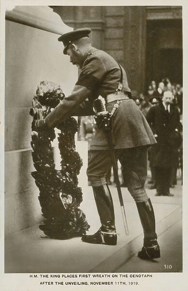 King George V placing the first wreath on the Cenotaph, 1919 (b  /  w photo)