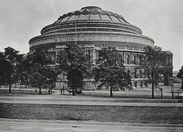 London: The Royal Albert Hall (b  /  w photo)