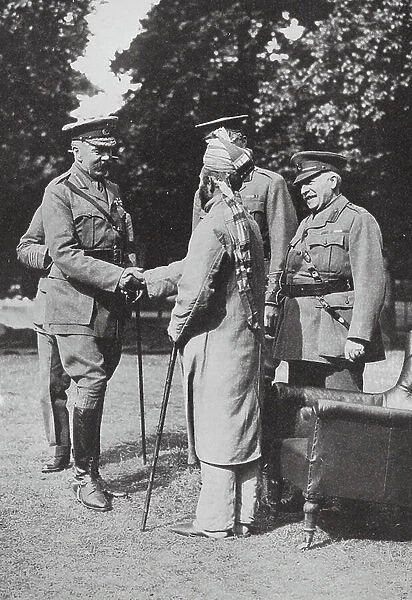 Lord Kitchener and the Wounded (b / w photo)