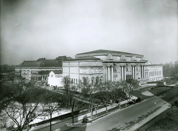 The Metropolitan Museum of Art from the southeast, New York City, 1909 (b / w photo)