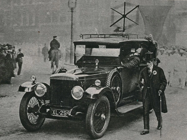 Motor car with radio receiving apparatus and a frame aerial on the roof of the car (photo)
