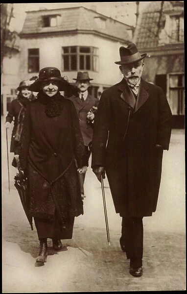 Photo Ak Empress Hermine, Kaiser Wilhelm II, Doorn, Walk (b  /  w photo)