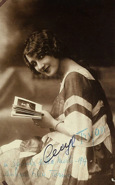 Portrait of the actress Cecyl Tryan on the set of the 1918 film 'Spirale della morte'