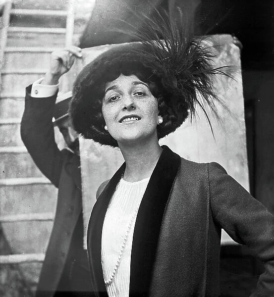 Portrait of Lina Cavalieri wearing a large hat