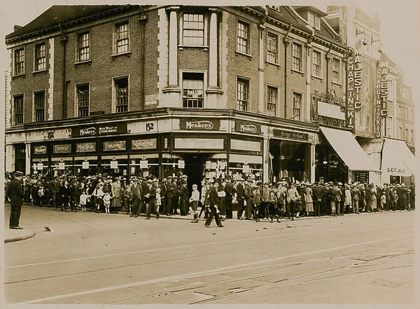Queue for Charlie Chaplin in The Kid at The Majestic, High Street, Clapham, in circa 1921 (photo)