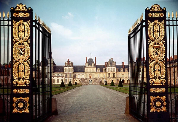 Renaissance architecture: entrance gate of the castle of Fontainebleau. 16th century Seine et Marne