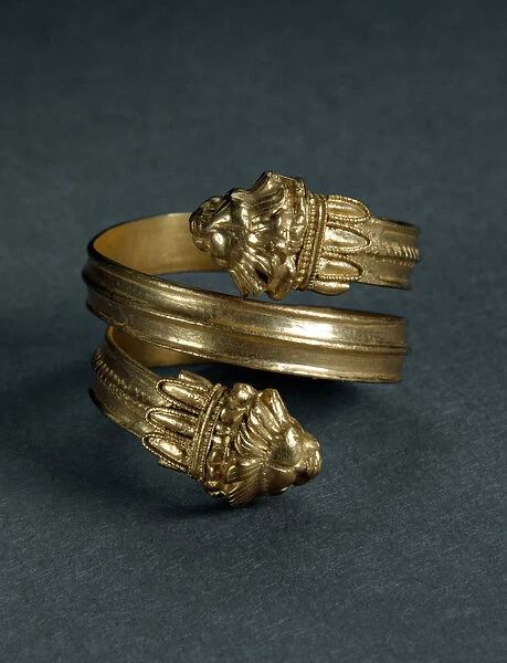 Ring with lion protomes. End 4th-beginning 3rd century BC (gold)