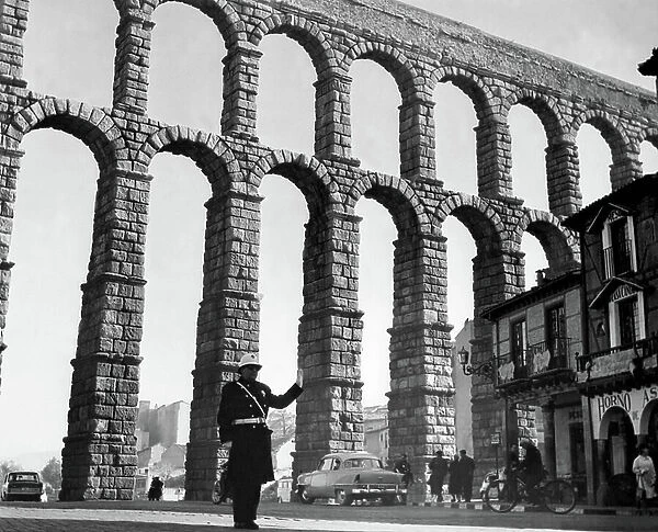 Roman aqueduct in Segovia (b / w photo)
