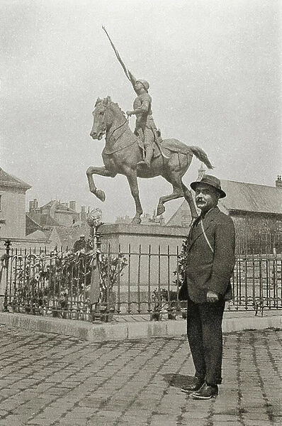 Rudyard Kipling in front of the Joan of Arc monument in Reims, 1915 (b / w photo)