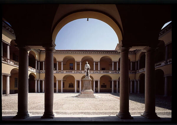 View of the courtyard with the statue of Alessandro Volta (1878)