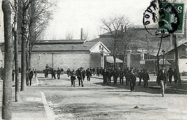 View of the exit of the workers of the Imperial cannon foundry of the arsenal of Bourges in the Cher (View of the exit of the workers of the Imperial cannon foundry of the arsenal of Bourges in the Cher) Postcard 1908