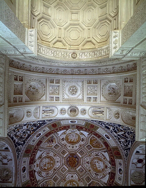 View of the loggia, detail of the stuccoed and frescoed ceiling, designed for Cardinal Giuliano de'Medici (1478-1534) by Giovanni da Udine (1487-1564) and Giulio Romano (1499-1546) 1520's (photo)