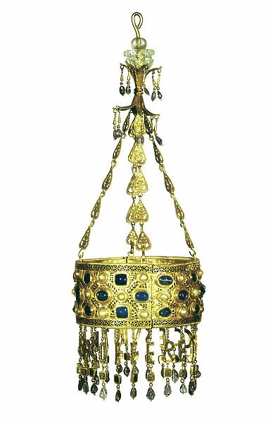 Votive crown of Recesvinto. 653-672. RECESVINTUS, Flavius (-672). Visigoth King (653-672). Made with gold, gems and pearls. Visigothic art. Jewelry. SPAIN. MADRID (AUTONOMOUS COMMUNITY). Madrid. National Museum of Archaeology. SPAIN