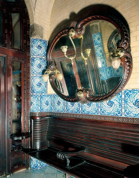 Vue interieur de la Casa Calvet : Hall d entree de la maison avec banc et miroir. Batiment construit a Barcelone (Espagne) par l architecte Antoni Gaudi (1852-1926), 1898-1899