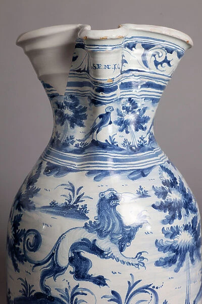 A wine cask in blue ceramic from Taalvera representing scenes with a dragon, a bird and a woman (ceramic)