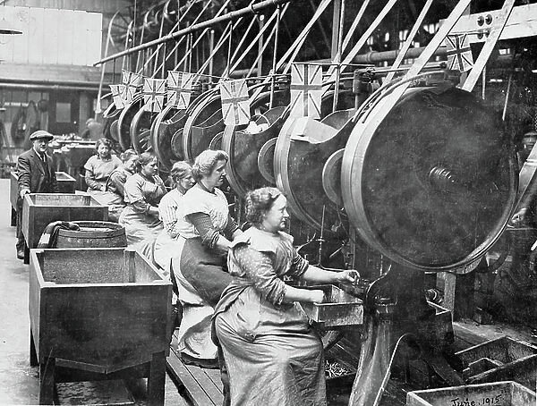 Women making bullets, 1915 (b / w photo)