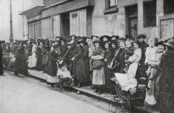 Women queueing to buy margarine, World War I, 1918 (b / w photo)