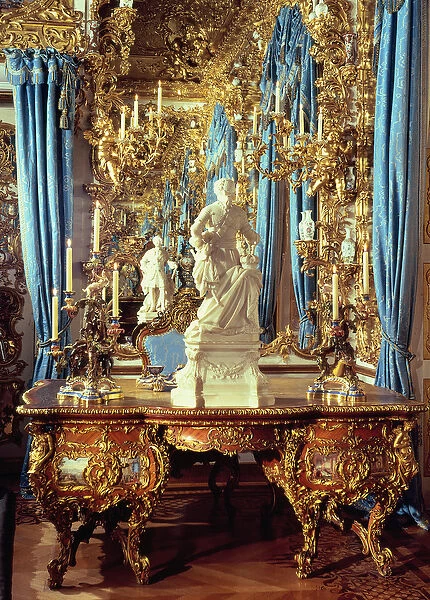 Writing table and statue of Louis XV in the Mirror Room (photo)