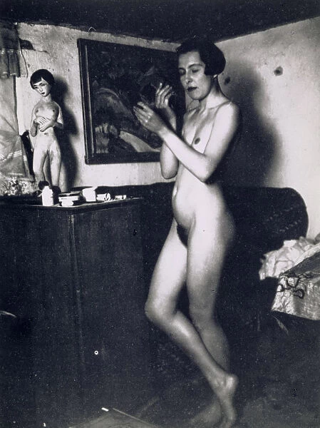 Nina Hard nude full figure putting make-up 1921 Nina Hard, nude in full fig...