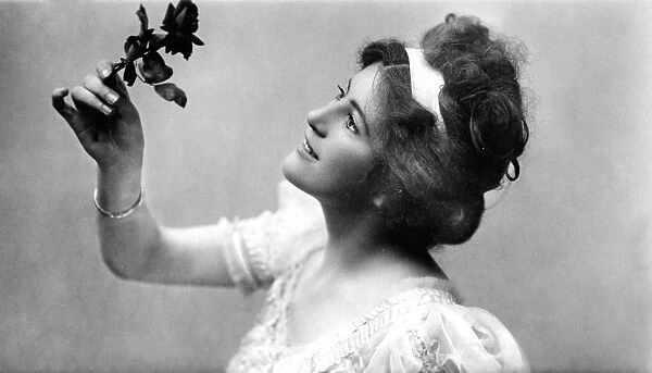 Alice Crawford (1882-1931), English actress, 1907. Artist: Raphael Tuck & Sons