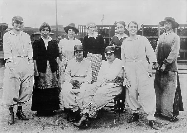 B & O Women Workers, Loraine, O. [i.e. Lorain, Ohio], 1917. Creator: Bain News Service. B & O Women Workers, Loraine, O. [i.e. Lorain, Ohio], 1917. Creator: Bain News Service