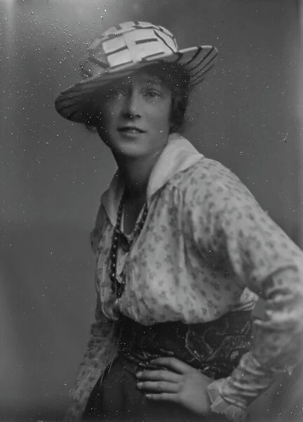 Baldwin, Kathryn, Miss, portrait photograph, 1914 May 29. Creator: Arnold Genthe