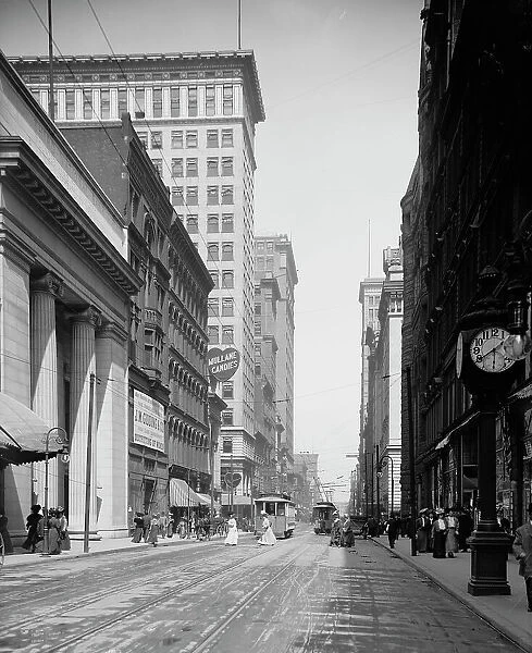 Fourth St. [Street], Cincinnati, Ohio, between 1900 and 1910. Creator: Unknown